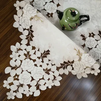 Stalo bėgikų ir staltiesės šiuolaikinių prabangių namų puošmena gėlių siuvinėjimas valgomojo stalas, kava, arbata, stalo dangtis miestelyje