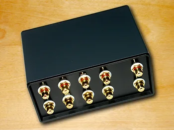 Naujausias Mini Stereo 4 IN 1 OUT Signalo Įvesties RCA Audio Splitter Switcher Tūris Controler